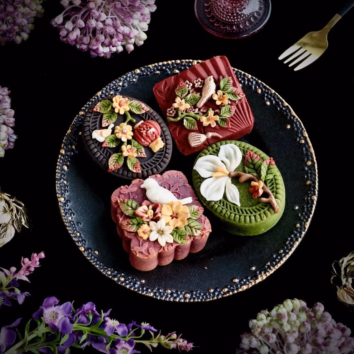 Ở phần bình luận, không ít người đã thể hiện sự xuýt xoa với người tạo ra những chiếc bánh đặc biệt này: "Chị ơi có nhận học viên không ạ, xinh quá", "òa òa mê thế, bánh đẹp như này ai nỡ ăn", "khéo tay quá".
