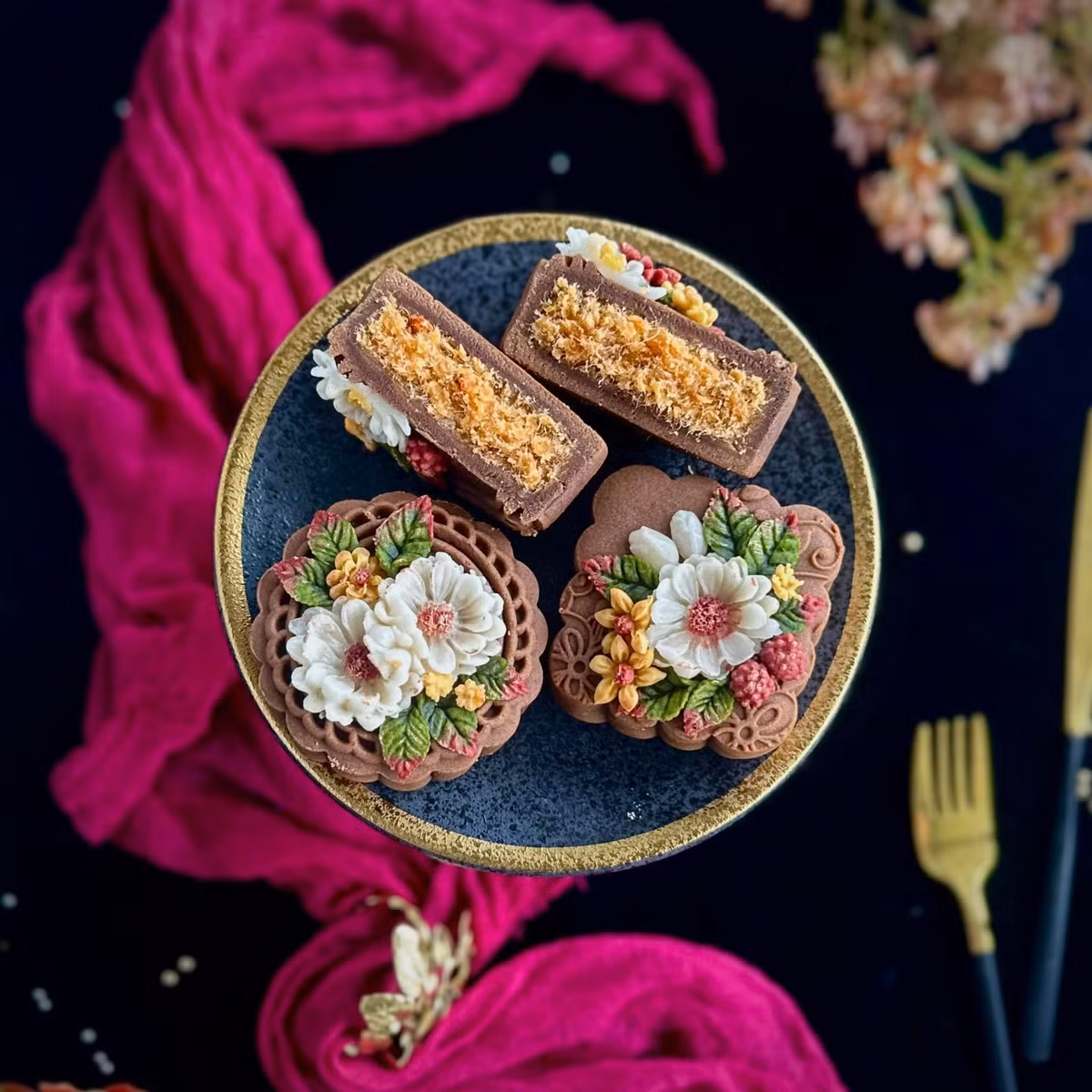 Được biết, ban đầu chị Lê Hằng làm bánh chỉ để thoả mãn đam mê nhưng tình cờ đã đem lại nguồn thu nhập khá và sau đó đã quyết định phát triển thành công việc kinh doanh. Đồng thời, tạo việc làm thời vụ cho rất nhiều bạn sinh viên vào thời gian rảnh rỗi mùa hè và đầu năm học.