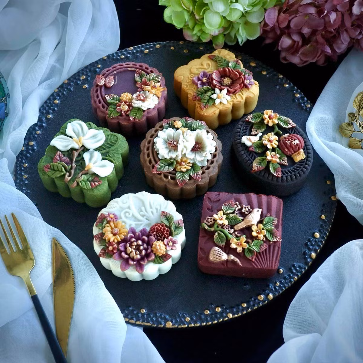 Những chiếc bánh trung thu với đủ màu sắc, được làm với kỹ thuật đắp nổi cầu kì được chị Hằng dâng lễ lên ban vào các ngày lễ.