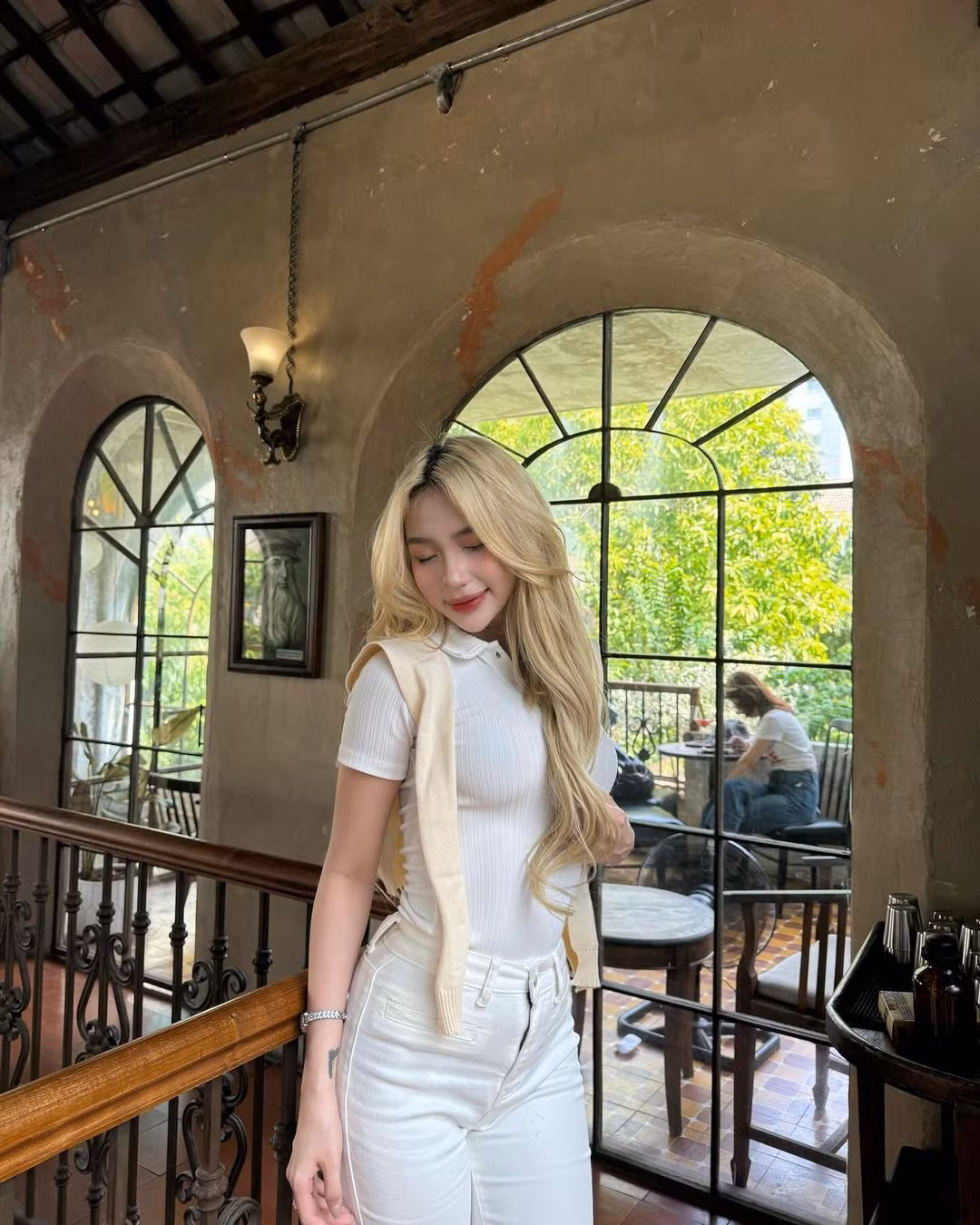 Vốn là một người theo phong cách quyến rũ táo bạo, lần lên đồ kín đáo này của Quỳnh Như lấy được thiện cảm của nhiều người.
