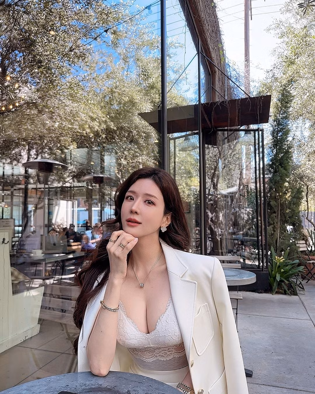 Cô có hơn 1 triệu người theo dõi trên trang cá nhân nhờ ngoại hình xinh đẹp cũng như gu thời trang sang chảnh, gợi cảm.