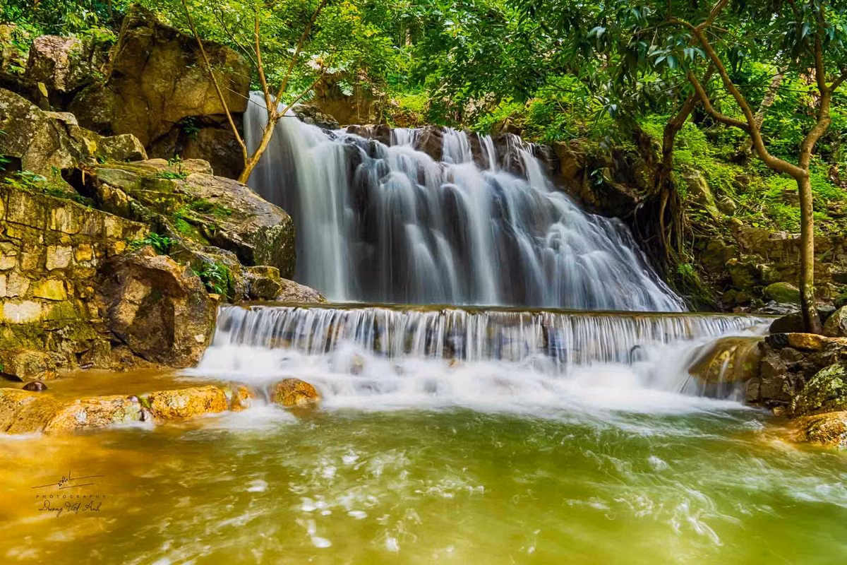 Vào thời điểm này, suối Thanh Long là một trong những nơi lý tưởng để du khách thư giãn, tận hưởng không khí trong lành khi đến núi Cấm. Ảnh: Dương Việt Anh