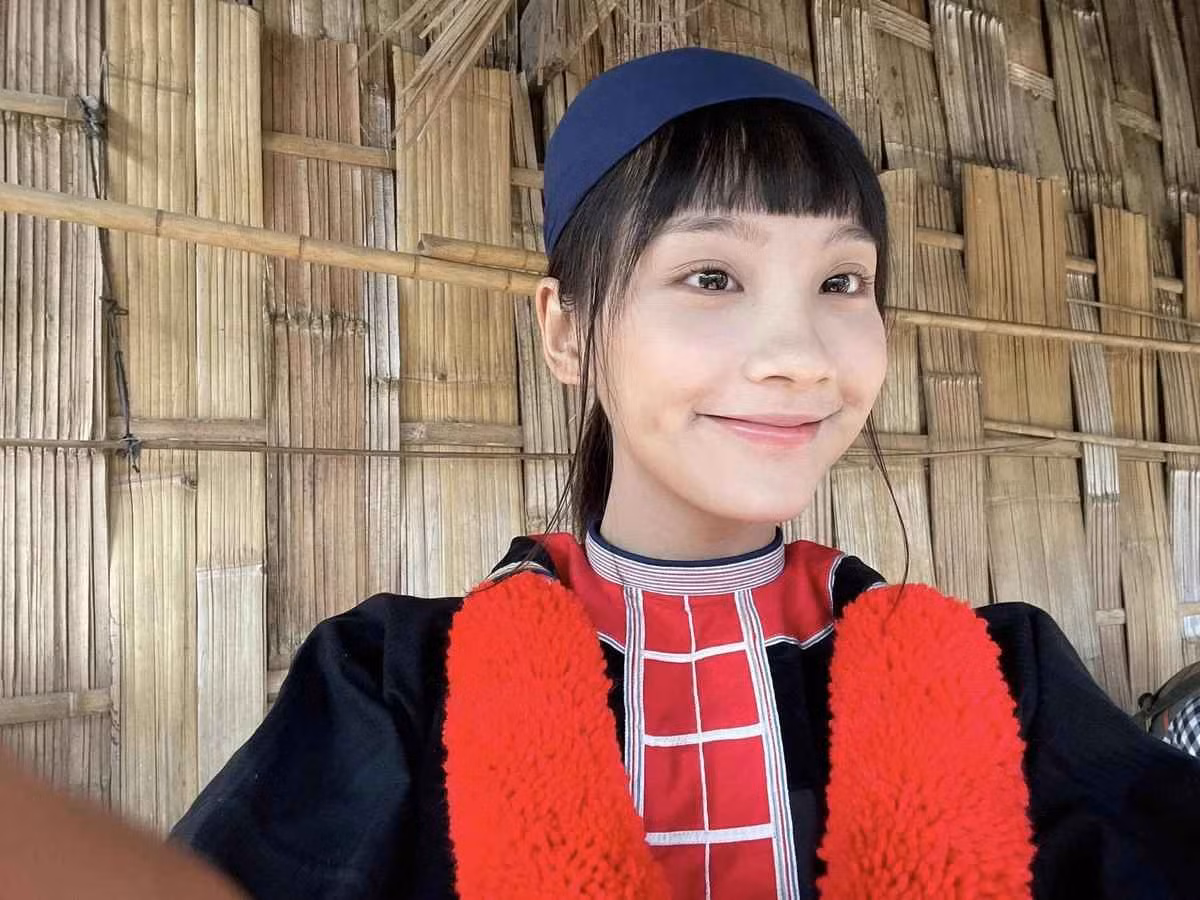Sau 2 dự án điện ảnh lớn, Thu Hà Ceri trở lại màn ảnh nhỏ khi đóng chính trong phim truyền hình Đi Giữa Trời Rực Rỡ. Hot girl người Tày xuất hiện trong phim mới chủ yếu diện trang phục dân tộc, gần như không trang điểm, khoe trọn vẻ đẹp hoàn hảo.