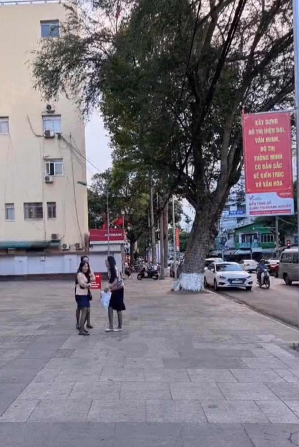 Nhìn nụ cười là biết câu chuyện rôm rả như thế nào. (Ảnh: Facebook)
