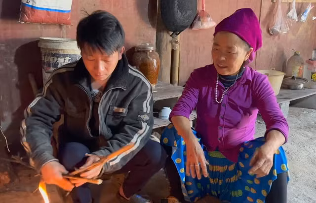 Anh Sình và chị Vư quen nhau khi đi làm thuê. Dần dần họ nảy sinh tình cảm, quyết định ở bên nhau và đăng ký kết hôn. (Ảnh: Pheng Pheng Vlogs)