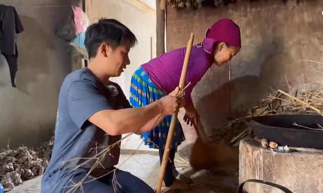 Nhờ sự hỗ trợ của các mạnh thường quân, vợ chồng anh Sình đã xây được một ngôi nhà mới, gạch sẽ, gọn gàng. Hai vợ chồng hiện sống ở xã Tả Lủng, huyện Mèo Vạc, tỉnh Hà Giang. (Ảnh: Pheng Pheng Vlogs)
