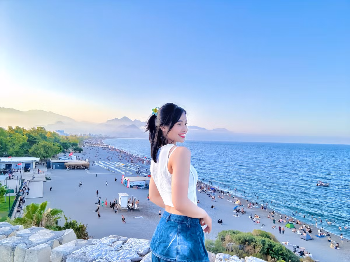 Ánh Nguyệt ghi điểm với phong cách thời trang đời thường cá tính, trẻ trung và phù hợp với lứa tuổi.