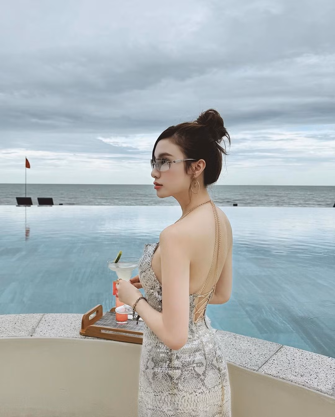 Dù đã trải qua sinh nở, cô nàng vẫn sở hữu thân hình gợi cảm, quyến rũ cũng nhan sắc ngày càng thăng hạng.