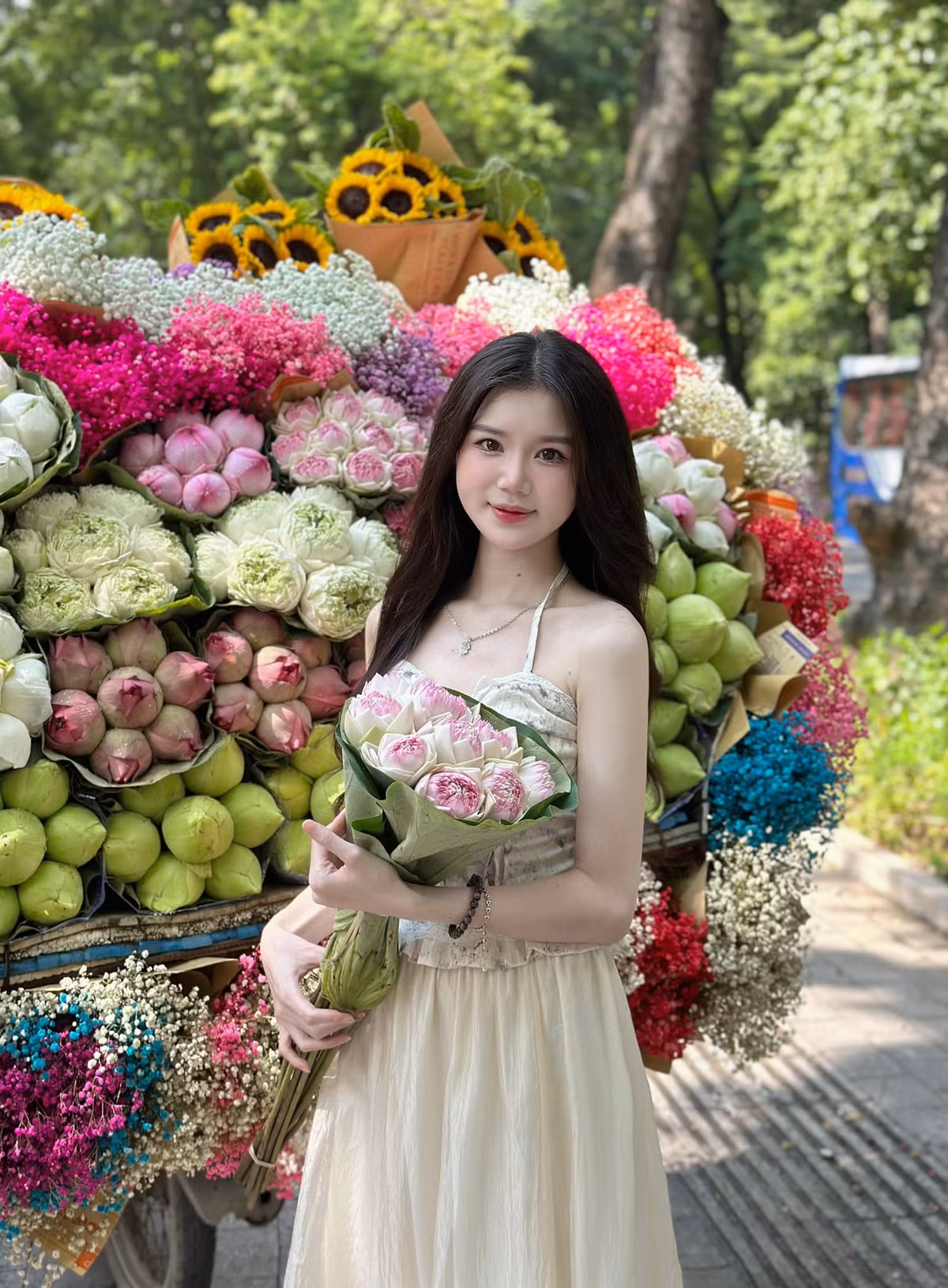 Trong loạt ảnh, cô gái xuất hiện với nhan sắc tựa nàng thơ với đôi mắt to tròn, gương mặt trái xoan, đôi môi bầu bĩnh cùng vóc dáng mảnh mai.