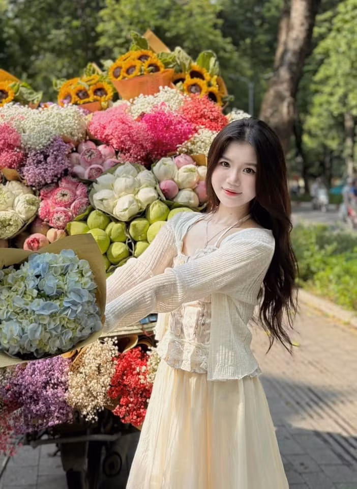 Nhân ngày Hà Nội bắt đầu chuyển mình sang thu, Khánh Hà đã tranh thủ đến con đường được mệnh danh lãng mạn nhất thủ đô là Phan Đình Phùng để ghi lại những khoảnh khắc đầu mùa.