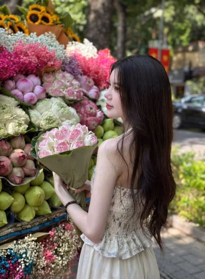 Mái tóc được Khánh Hà xõa ra càng làm tăng lên nét nữ tính.