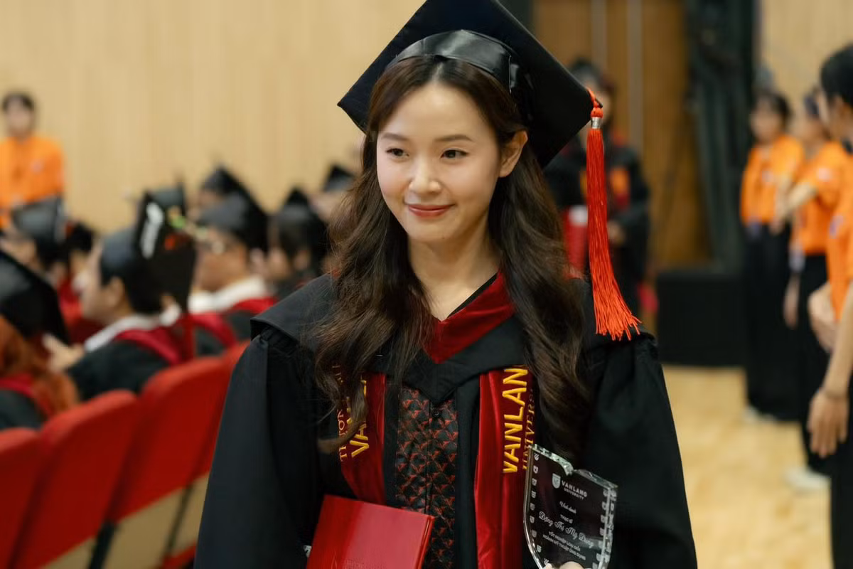Bên dưới những hình ảnh về Lễ tốt nghiệp của Midu, nhiều người đã phải thầm ngưỡng mộ với "độ mê vợ số 1" của chàng thiếu gia Minh Đạt.