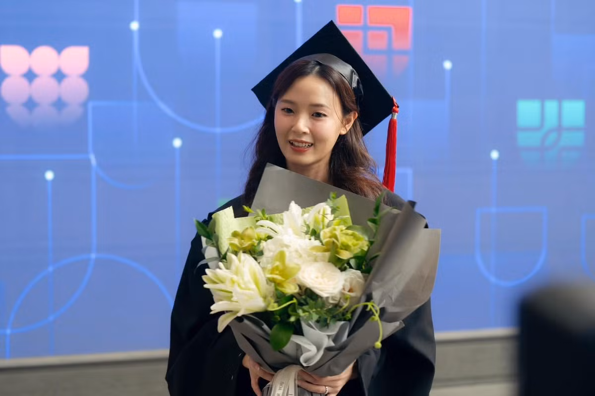 Mới đây, Midu đã nhận bằng tốt nghiệp Thạc sĩ ngành Mỹ thuật Ứng dụng tại ĐH Văn Lang. Trong ngày trọng đại này, cô được chồng - thiếu gia Minh Đạt tháp tùng đến lễ nhận bằng.
