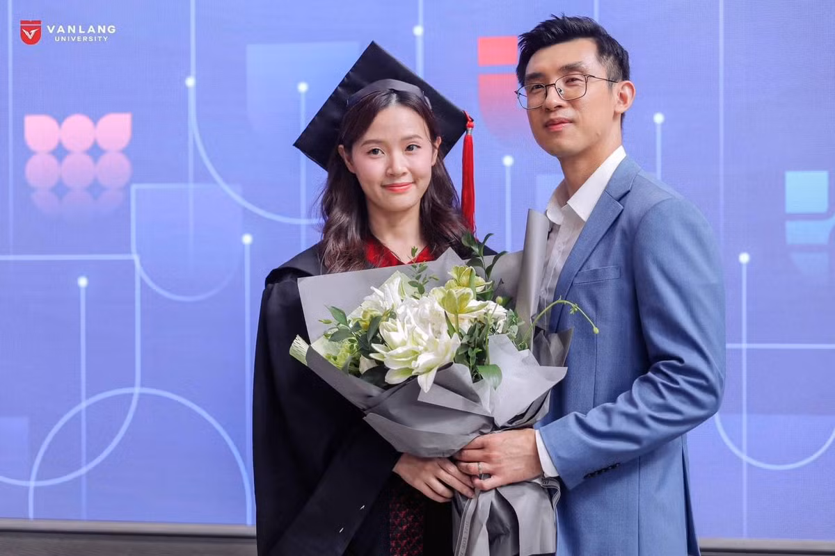 Xuyên suốt buổi lễ, Minh Đạt luôn có những hành động, cử chỉ tinh tế dành cho vợ của mình như cầm tay cô, trao cho cô ánh mắt dịu dàng, ngọt ngào.