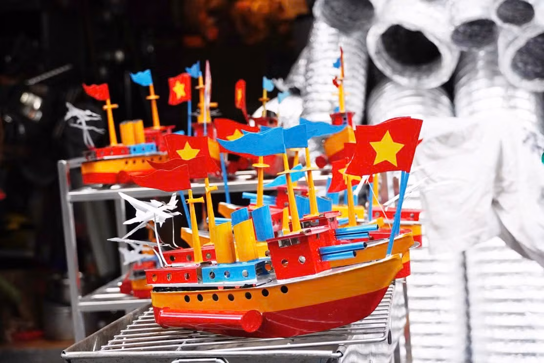 Một số cửa hàng ít ỏi ở phố Hàng Thiếc - Hà Nội còn bán loại đồ chơi này vào mỗi dịp Trung Thu. Chính vậy, những cửa hàng này thu hút khá nhiều khách hàng mong muốn sở hữu món đồ tuổi thơ này.