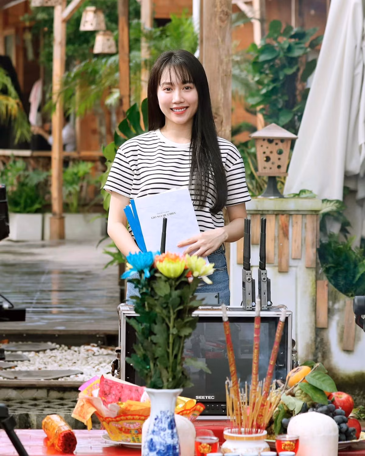 Thành công trong nghệ thuật, đắt show quảng cáo giúp Huỳnh Hồng Loan sở hữu khối tài sản không phải dạng vừa. Cô tự tậu xe Mercedes giá hơn 2 tỷ đồng khi chỉ mới 25 tuổi.