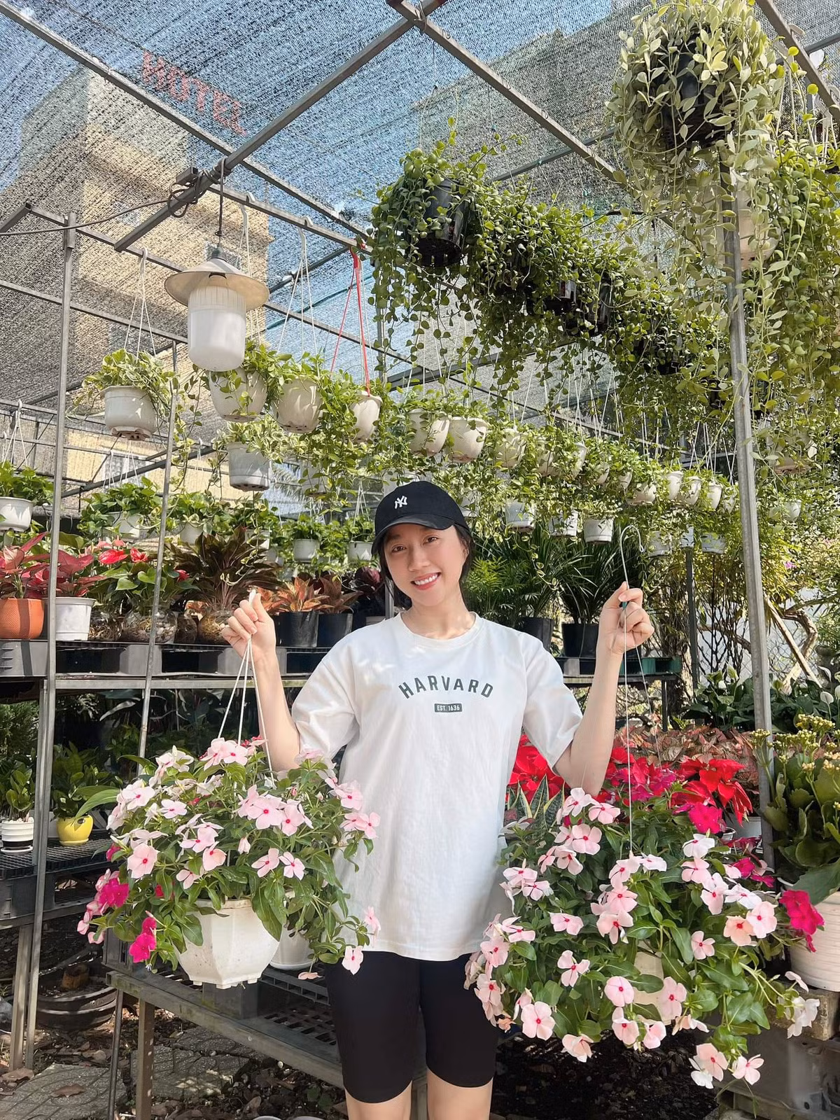 Tiến Linh kém Hồng Loan 3 tuổi nhưng cả 2 gia đình đều rất ủng hộ mối quan hệ này. Mẹ của anh thường xuyên giục con trai đưa người yêu về nhà ăn cơm. Phía bên gia đình nhà gái cũng vậy.