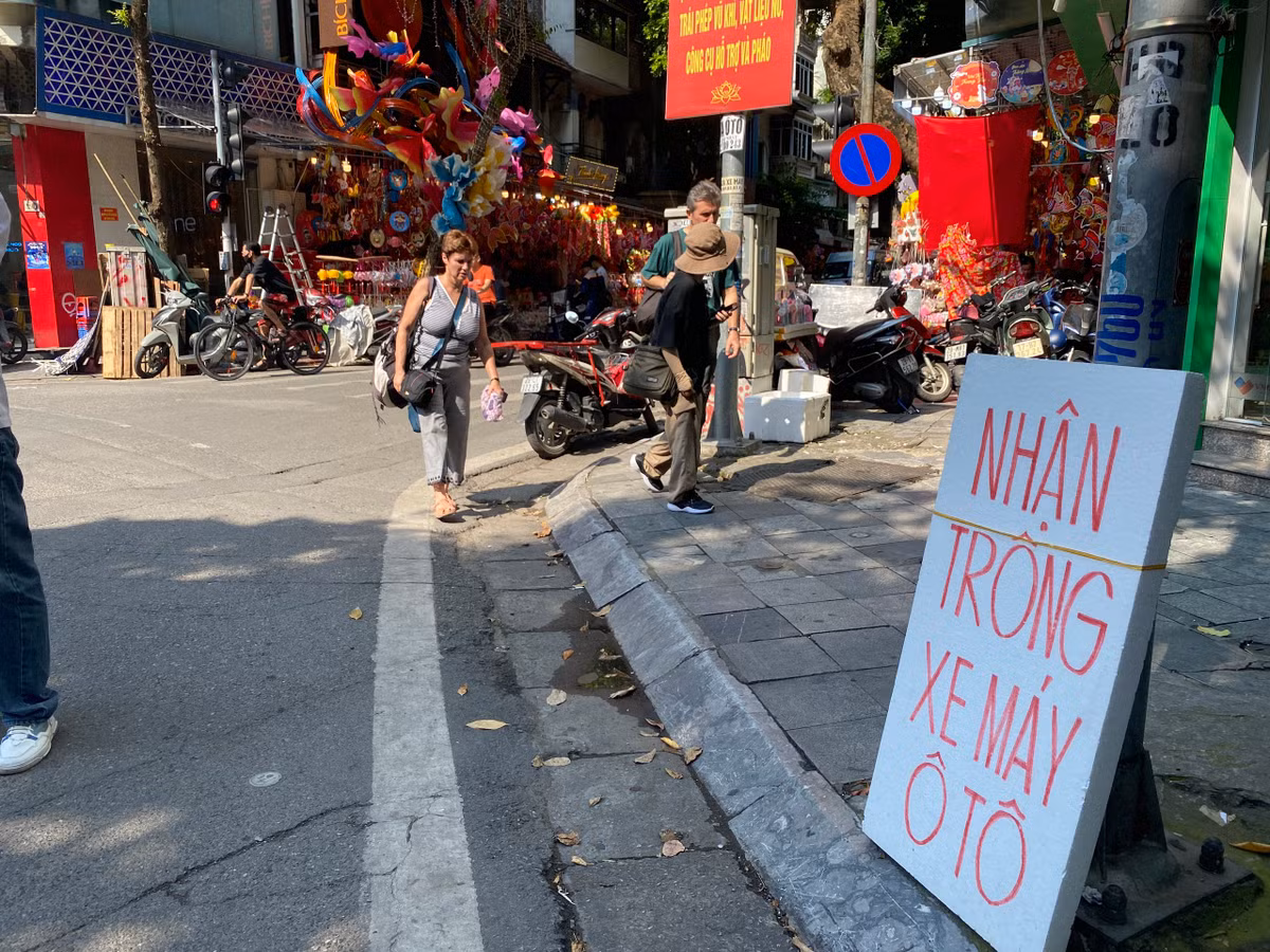 Để phục vụ cho những người có nhu cầu tham quan, mua sắm, dịch vụ nhận trông xe máy, ô tô ngay sát phố Hàng Mã bắt đầu hoạt động với giá trông xe máy là 20.000 đồng, giá trông ô tô 70.000 - 80.000 đồng.
