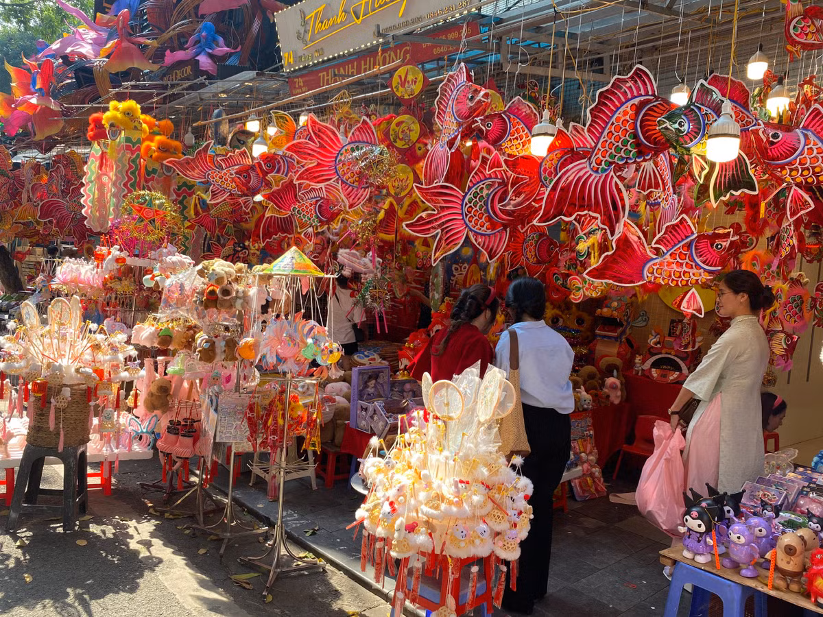 Những ngày này, không khí và sắc màu của hàng nghìn loại đồ chơi Trung thu đã phủ kín con phố Hàng Mã dài hơn 300m.