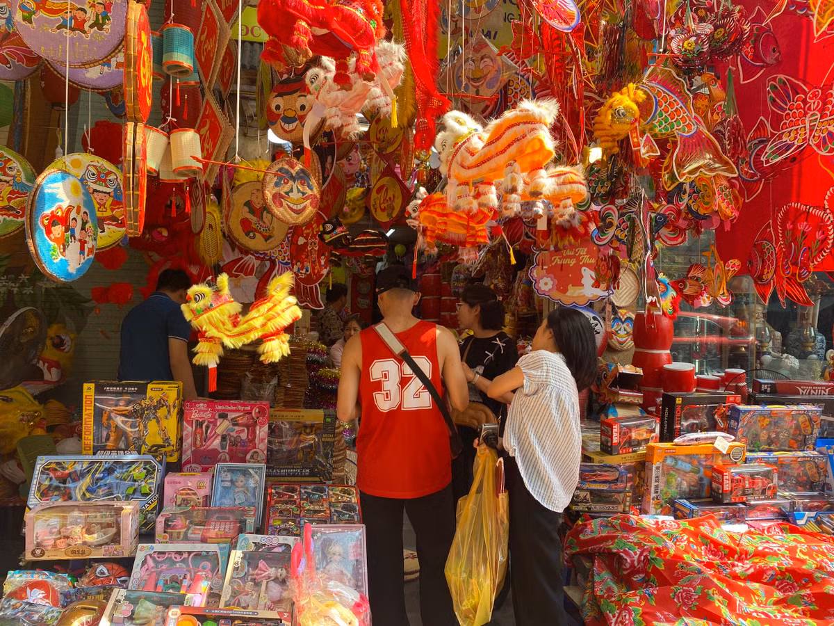 Dù còn lâu mới đến Trung thu nhưng cũng khá nhiều khách hàng tìm đến hàng Mã để mua sắm đồ trang trí, chủ yếu là những cửa hàng kinh doanh các loại.