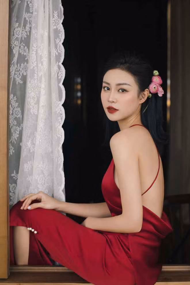"Nói riêng về chuyện tình cảm, người trước nói thấy mình được là chính mình khi sống với nghệ thuật bởi nhiều khi đã yêu, mình thường quên mất bản thân". Quỳnh Châu cho biết về tình trạng của bản thân.