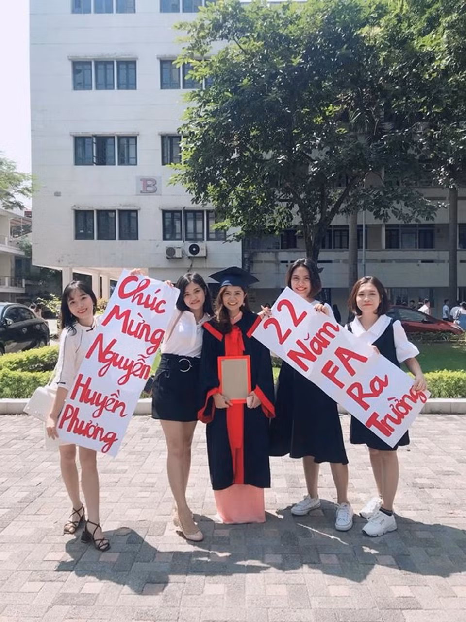 Có hội chị em thế này thì thanh xuân của cô gái Huyền Phương chắc đã rất rực rỡ. (Ảnh: Tổng hợp Facebook)