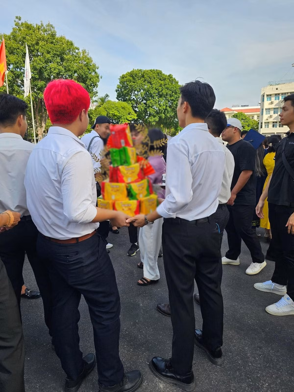 Nhiều người đã bày tỏ cảm xúc về cách chúc mừng tốt nghiệp đặc biệt này: "Bạn ra trường rồi chỉ mong bạn tốt nghiệp đại học "Trăm Mâm" nữa", "Đúng là dám nghĩ dám làm", "Chơi với hội bạn thế này thì đúng không bao giờ biết buồn là gì". (Ảnh: Vu Minh Ngoc)