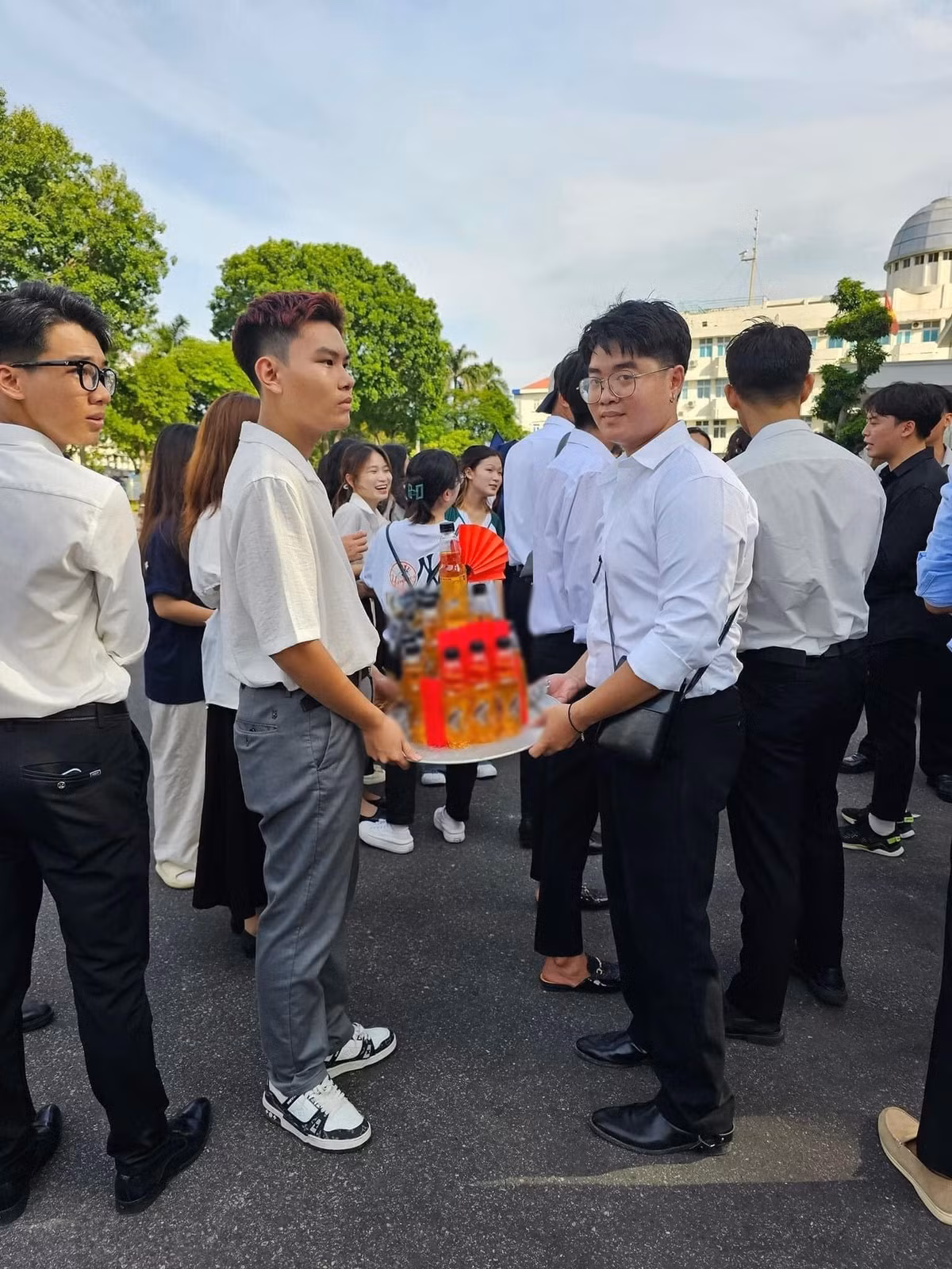 Mới đây, loạt ảnh một hội bạn thân ở Hải Phòng lên concept độc lạ đến mừng bạn trong lễ tốt nghiệp khiến nhiều người không nhịn nổi cười. Cả hội bạn này đều là con trai, diện sơ mi trắng đóng thùng, bê tráp như đang làm phù rể cho một lễ ăn hỏi.(Ảnh: Vu Minh Ngoc)
