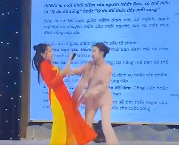 Trước đó, netizen cũng được phen khó hiểu với một bài trình bày "người đẩy, người nói".