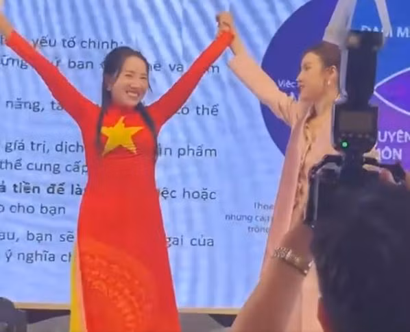 Sau khi hoàn thành bài diễn thuyết, cô gái này còn cười tươi ăn mừng, cùng với tiếng vỗ tay cổ vũ phía dưới sân khấu. (Ảnh: Facebook)