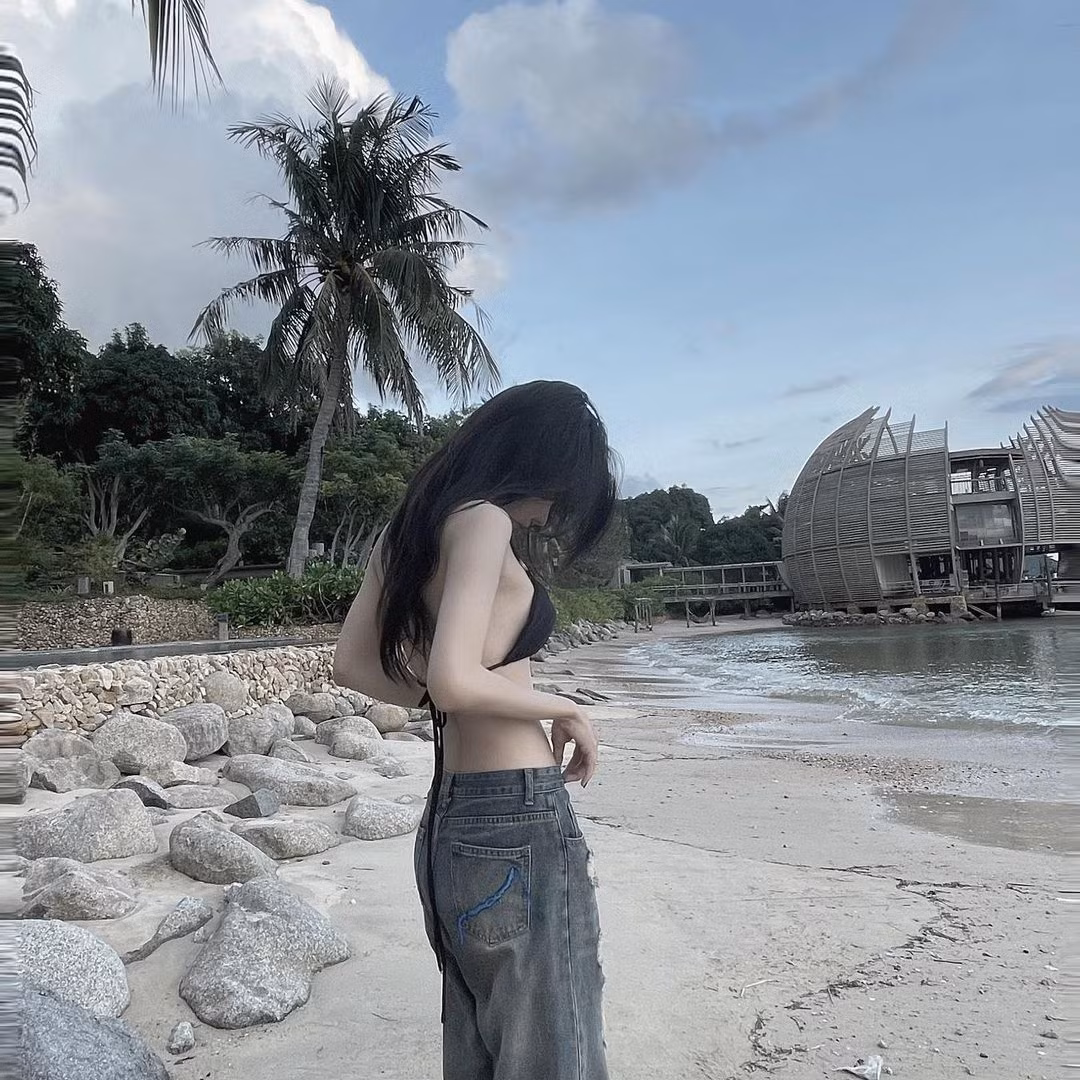 Dù không đưa ra câu trả lời rõ ràng cho lời gạ gẫm này, nhiều người đều ngầm hiểu thái độ của cô nàng là không chấp nhận kiểu kiếm tiền "từ trên trời rơi xuống" như vậy.