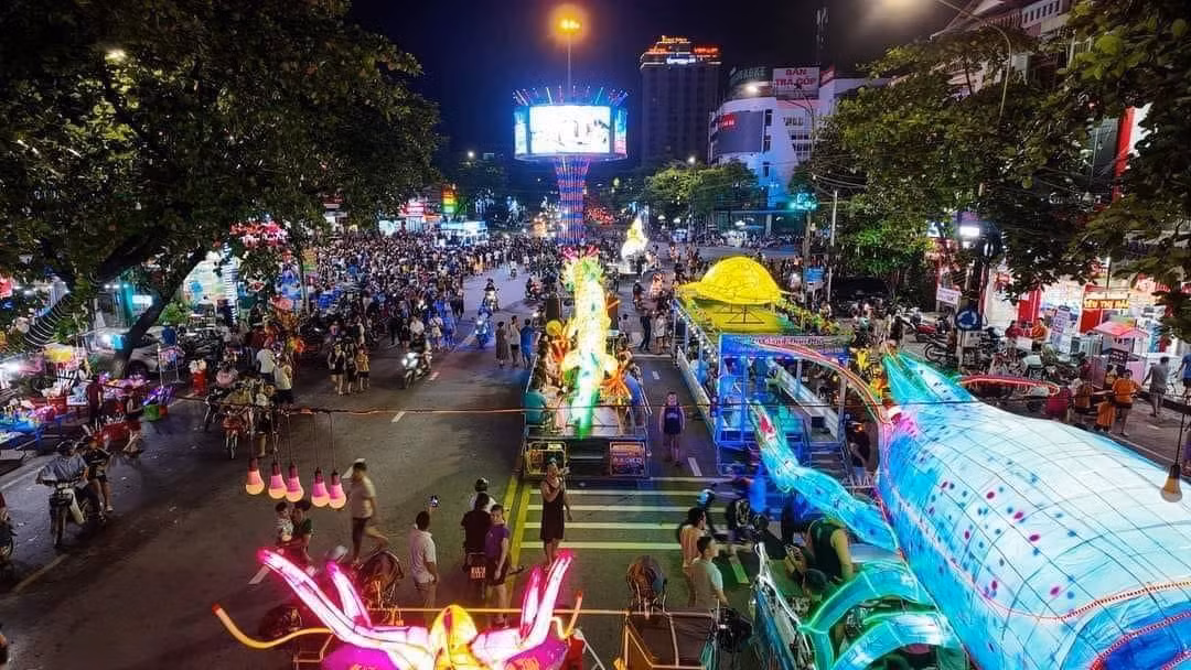Nhiều mô hình đèn trung thu độc đáo, cũng rất dễ thương.