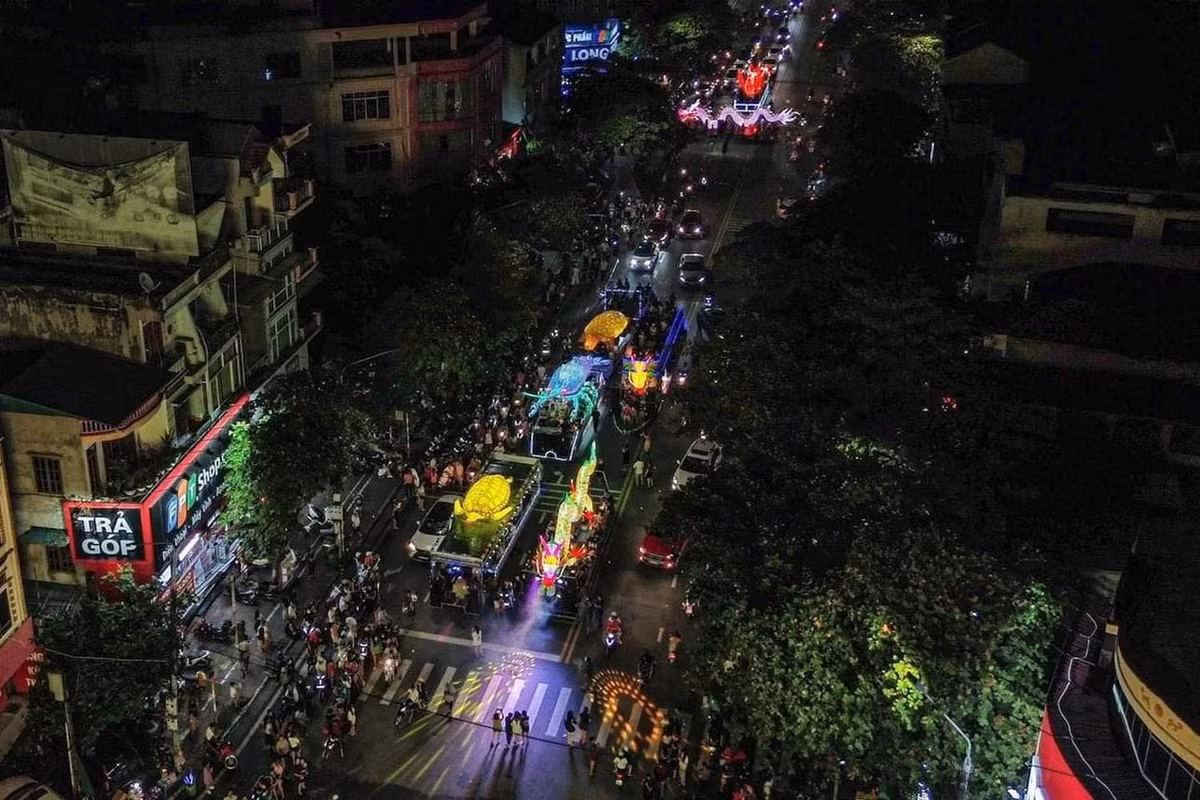Trên các mô hình đèn trung thu khổng lồ, người lớn và trẻ em ngồi quây kín, cùng nhau reo hò. (Ảnh: Dương Duy/Nhiếp Ảnh Dương)