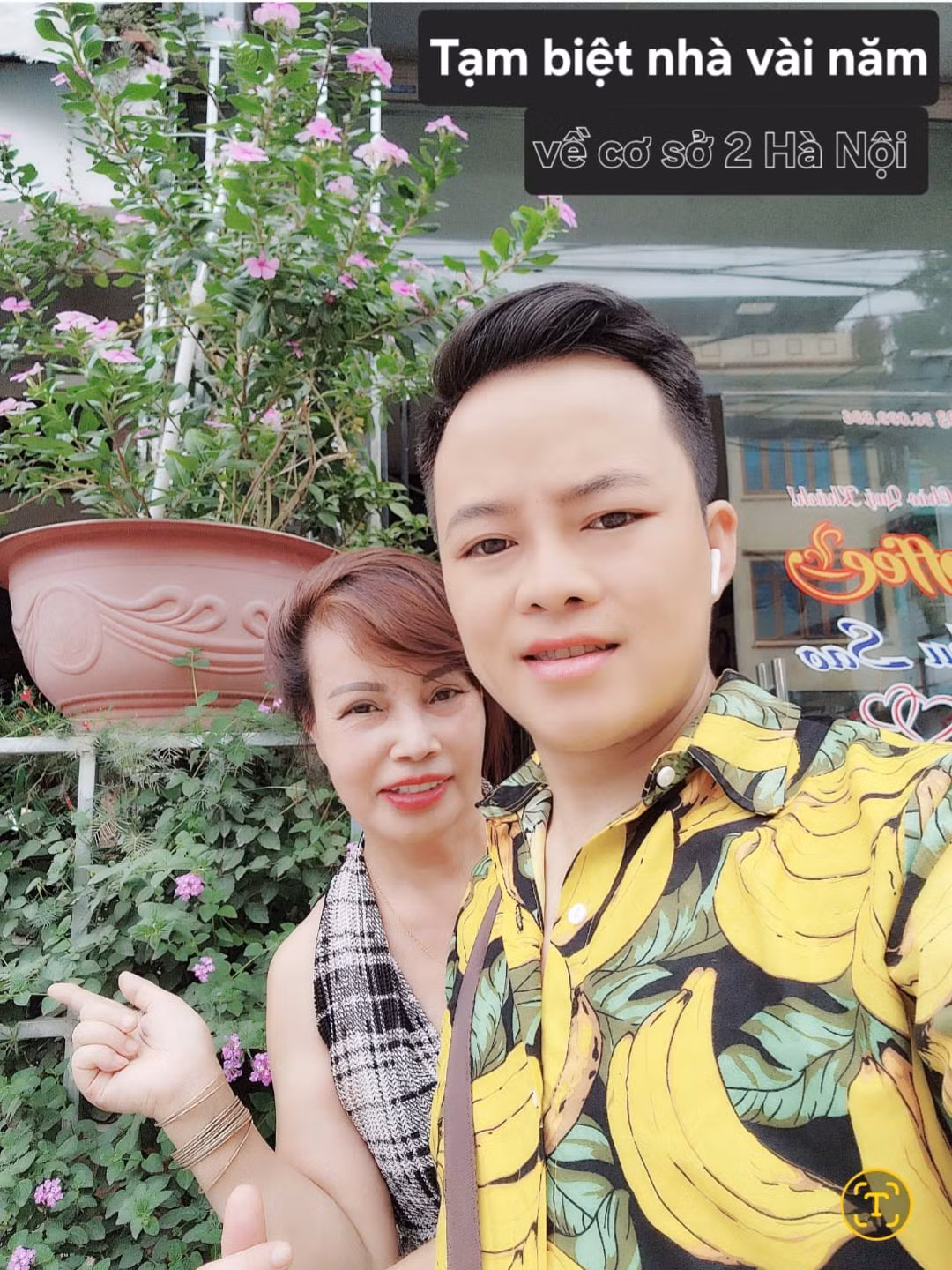 Ở tuổi 68, chị Thu Sao vẫn chủ động chăm sóc sức khỏe, sắc đẹp cho bản thân. Hoa Cương cũng luôn ủng hộ vợ hết mình. (Ảnh: FB Thu Sao)