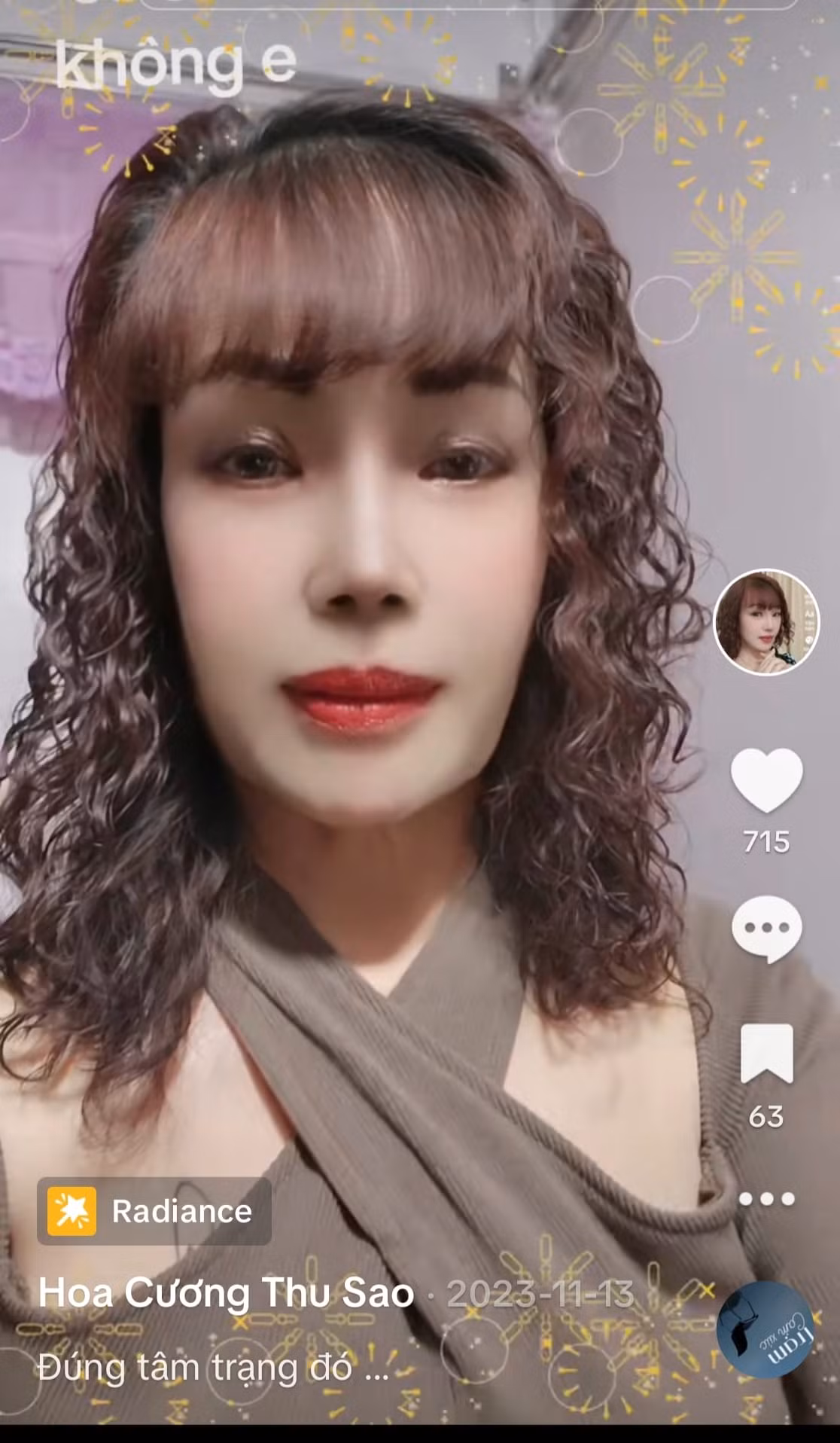 Nhưng thực tế thì hoàn toàn ngược lại. 6 năm sau đám cưới ồn ào, tình cảm giữa chị Thu Sao 68 tuổi và chồng trẻ 32 tuổi ngày càng mặn nồng. Thu Sao cũng mạnh tay chi tiền làm đẹp để níu kéo nhan sắc.
