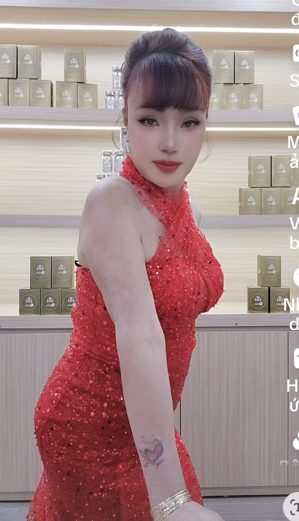 Có thời điểm, Thu Sao - Hoa Cương “gây bão” khi thường xuyên xuất hiện trên livestream với những chiêu trò giả mang thai, lấy vợ 2 cho chồng, phẫu thuật thẩm mỹ,... và đối diện với nhiều chỉ trích. Đến hiện tại sau 6 năm, Thu Sao - Hoa Cương đã kín tiếng hơn.