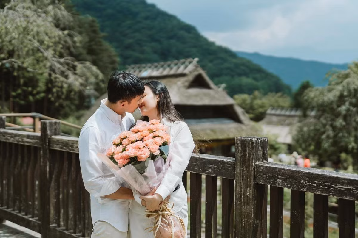 Sau đám cưới, Midu cùng Minh Đạt có những chuyến đi đầu tiên tận hưởng cuộc sống hôn nhân. Trên trang cá nhân của mình, Midu đã đăng tải loạt ảnh ghi lại khoảnh khắc bình yên, hạnh phúc của cô bên ông xã.