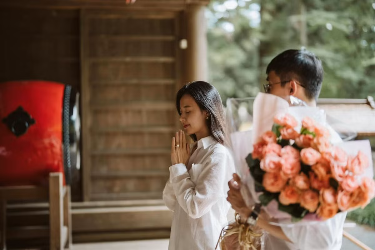 Nữ diễn viên cũng chia sẻ về những thói quen đời thường khiến cuộc sống hôn nhân trở nên lãng mạn hơn: "Như tặng nhau một bó hoa, hôn nhau vào buổi sáng, nắm tay nhau cùng đi dạo... Có những hạnh phúc sẽ đến từ những việc rất nhỏ, rất đời thường như thế. Thế nên, đâu cần phải áp lực hoàn hảo mới được yêu, đơn giản hãy là chính mình - thoải mái, chill chill và yêu thôi"