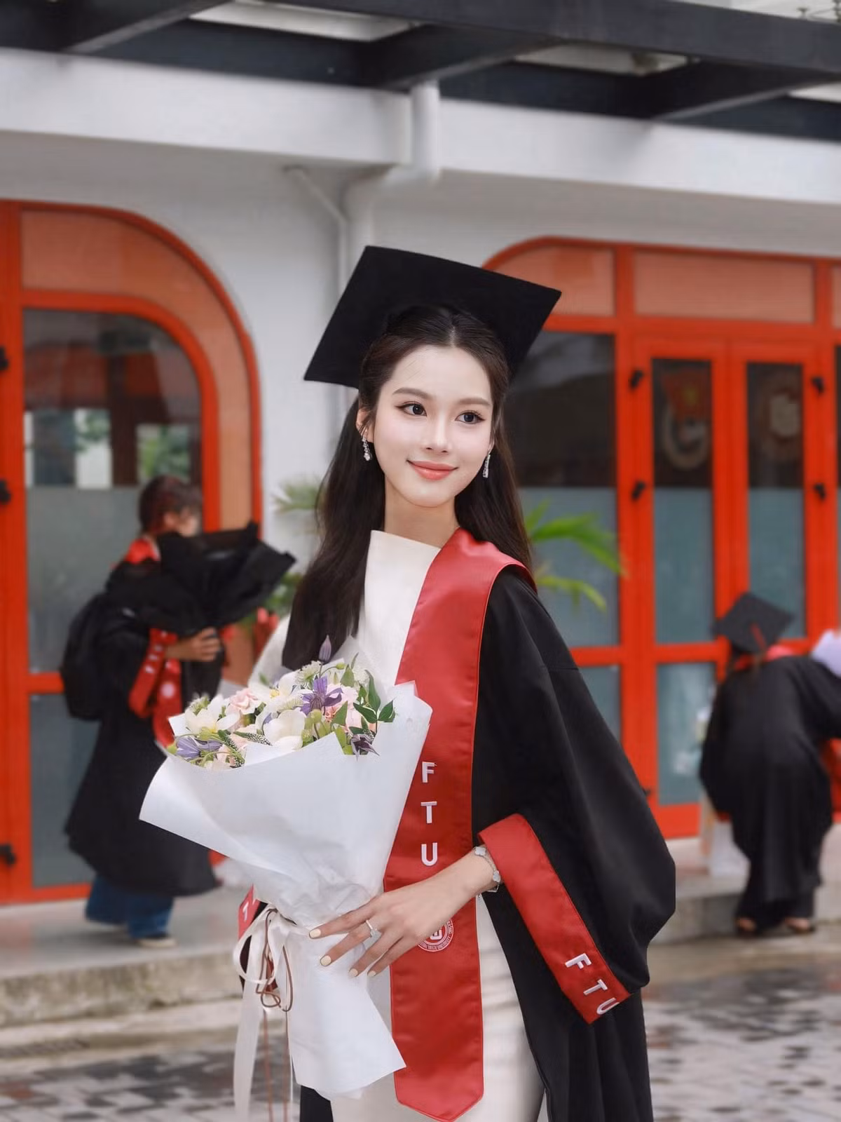 Hiện tại, Hà Linh hiện có hơn 100.000 lượt theo dõi trên Tiktok và hơn 30.000 lượt theo dõi trên Instagram.