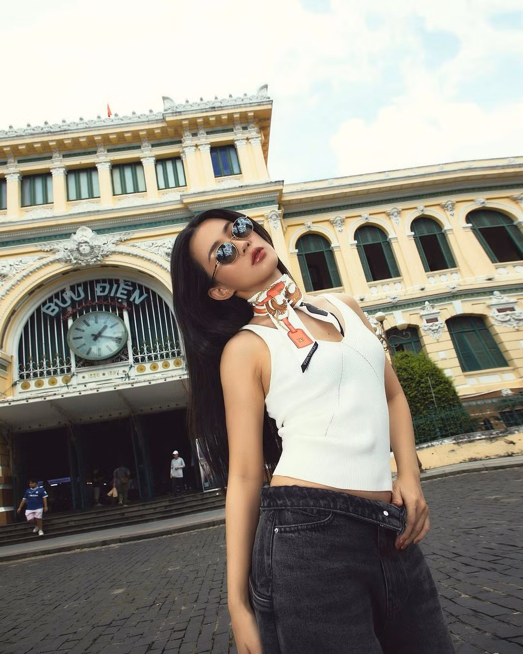 Lâu lâu mới tái xuất, hot girl Lê Trương Ngọc Thảo mới đây đã khiến nhiều người chú ý với bộ ảnh cùng set đồ hiệu Louis Vuitton.