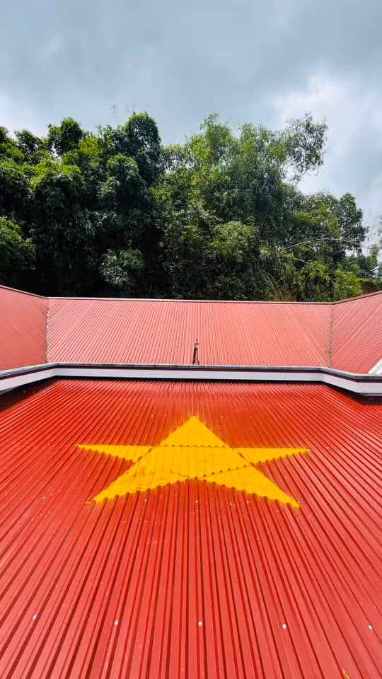 Không rõ ý tưởng này xuất phát từ ai và từ đâu, thế nhưng rất nhiều người đã cảm nhận được tình yêu nước nồng nàn từ hành động nhỏ, nên ở một số vùng quê, hàng xóm ở cạnh nhau cùng rủ nhau sơn lại mái nhà.