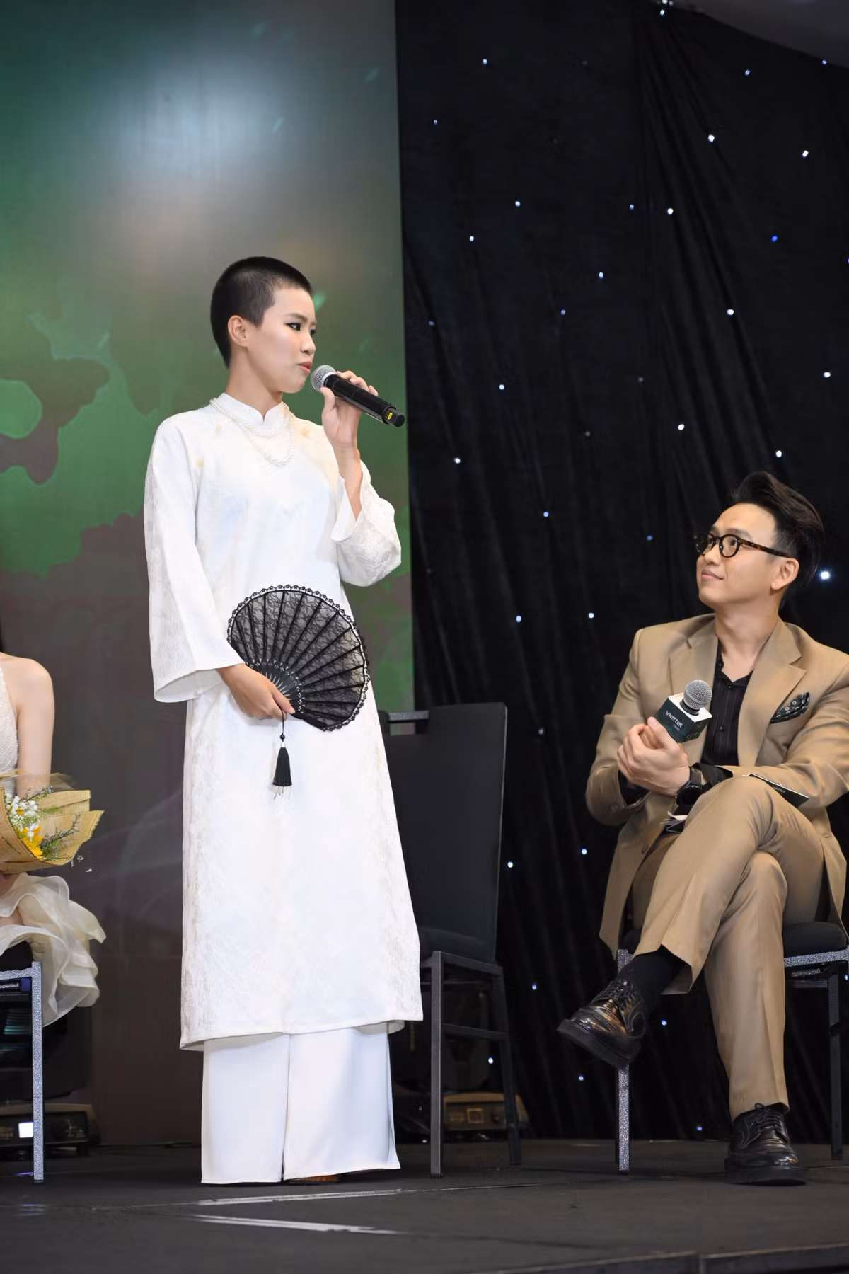 Chia sẻ về quyết định táo bạo này tại gala Sao Nhập Ngũ 2024, Pháo cho biết: "Như mọi người đã biết, môi trường quân đội rất khó khăn và khắc nghiệt. Thời gian ngủ không có, tắm không có. Tóc con gái rất dài mà thời gian tắm ngắn lắm...