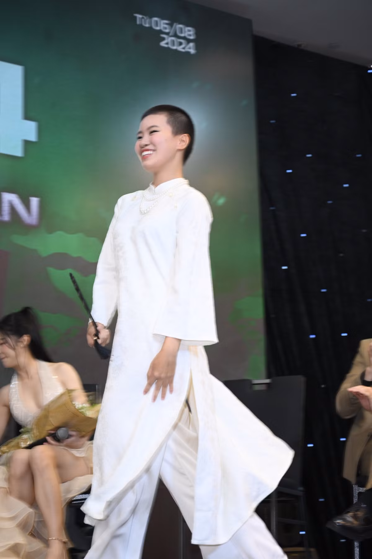 Theo đó, Pháo xuất hiện với áo dài trắng nhưng điểm nhấn chính là việc cô nàng quyết định "cắt phăng" mái tóc dài.