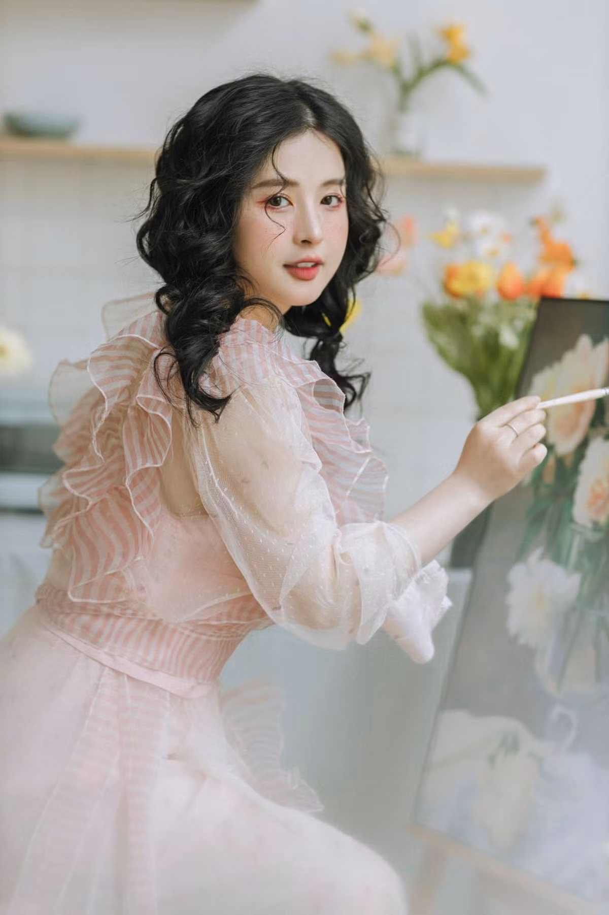 Cô được nhận xét là có nhan sắc ngày càng thăng hạng, đằm thắm hơn, "bén" hơn.