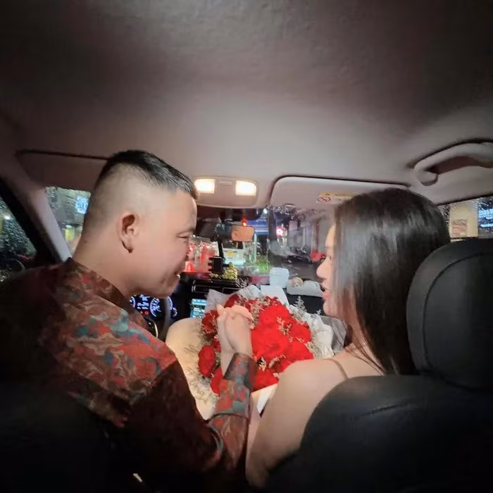 Thu Hà sở hữu cuộc sống đủ đầy khi thường xuyên check in cùng hội chị em và bạn trai ở nhiều địa điểm sang trọng, sử dụng các món hàng hiệu đến từ các thương hiệu lớn.