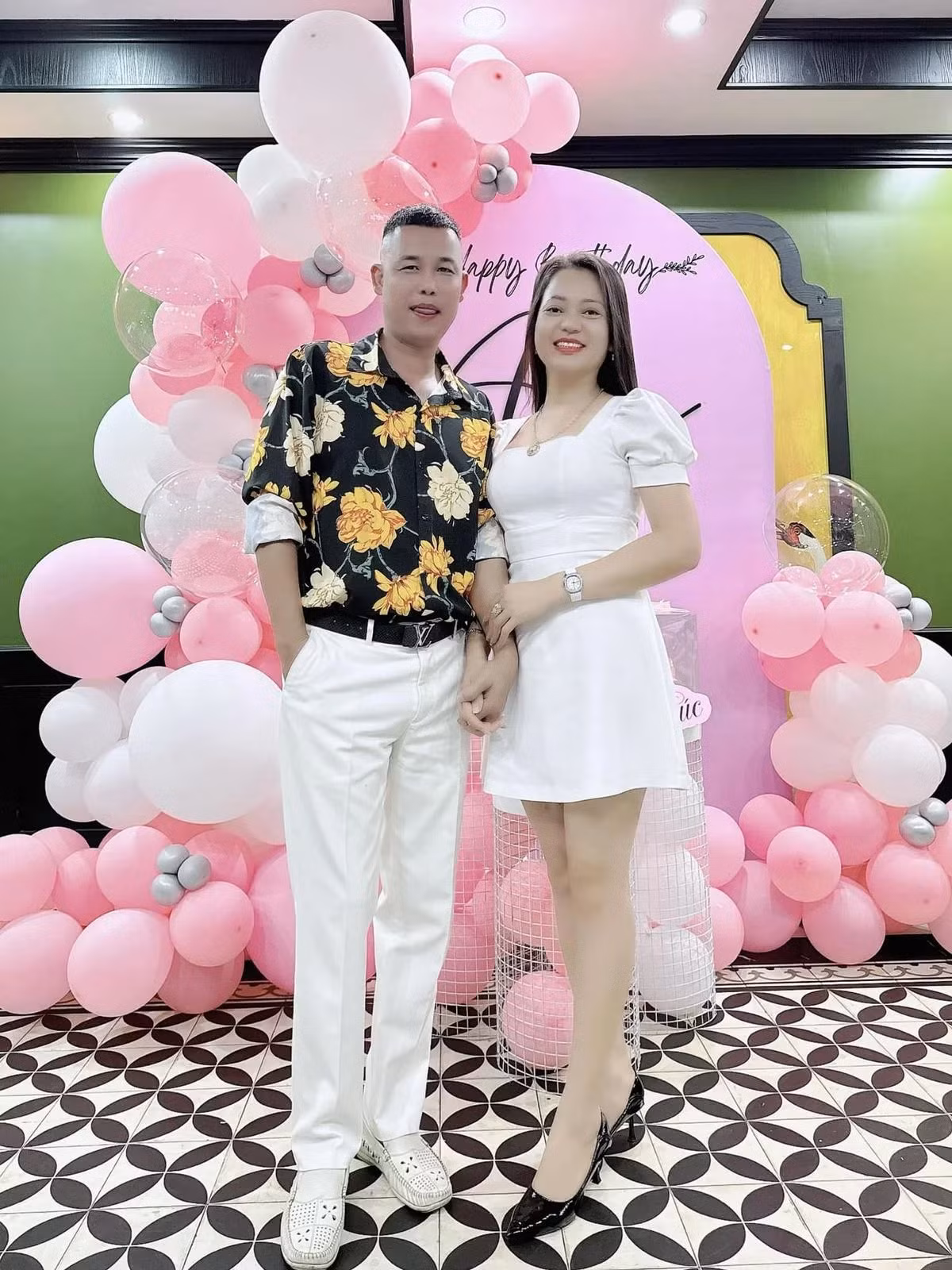 Cô là một cò mối nổi tiếng tại Hưng Yên nên có lượng khách ổn định, thường xuyên được cọc số tiền lớn để mua đất đai và nhà.