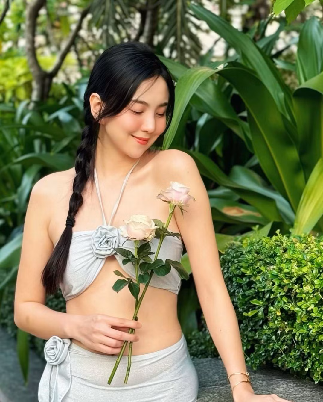 Mai Ngọc có viết trong dòng trạng thái: ""Ta chỉ sống thôi là chưa đủ, phải sống có ánh sáng, có tự do, có hương hoa ngào ngạt... ". Chào Hè 2024! Có thể muộn, nhưng nhất định sẽ có".