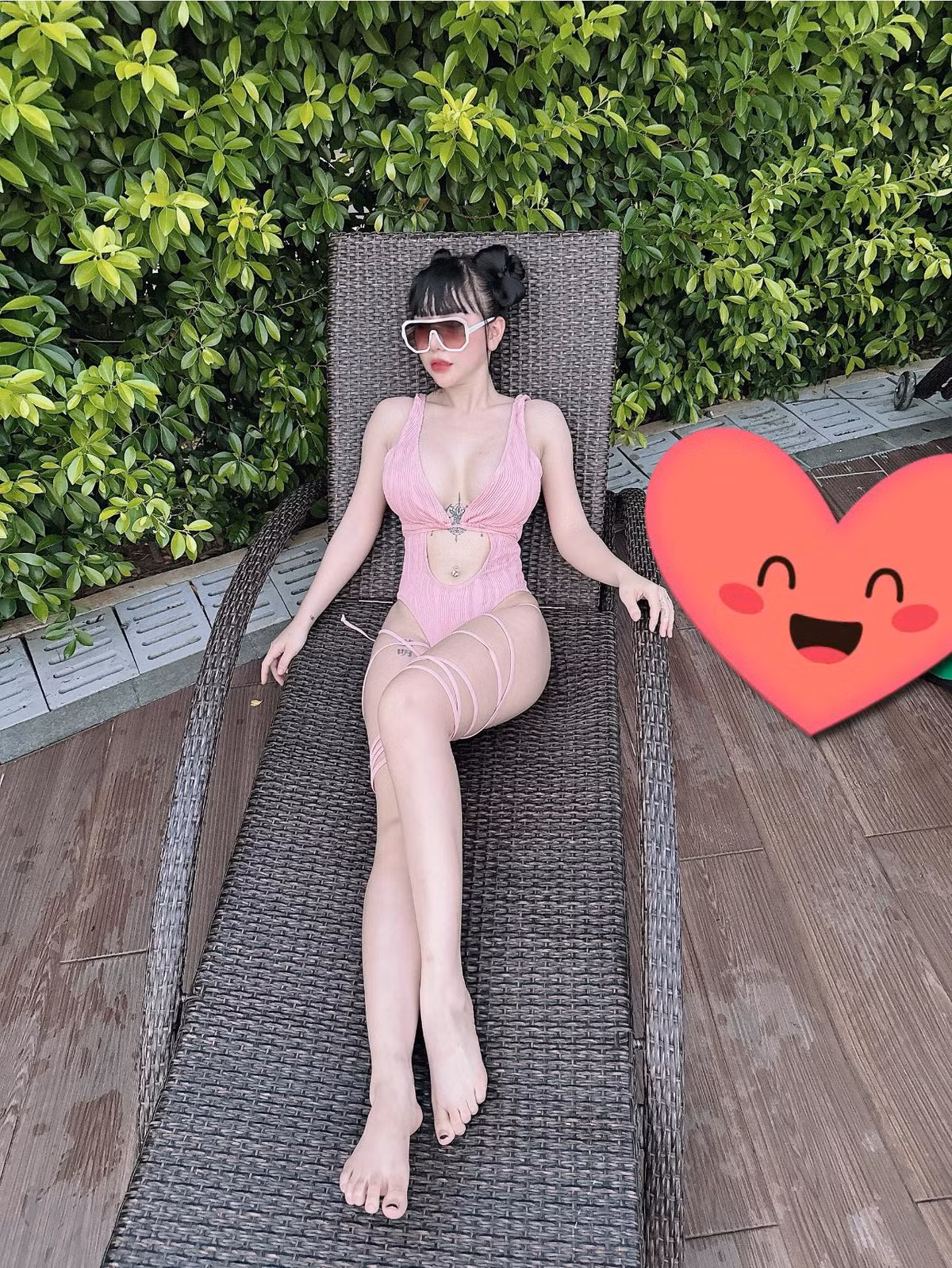 Trong những bức hình được đăng tải, cô nàng ưa chuộng diện những thiết kế cắt xẻ táo bạo, khoe trọn đường cong.