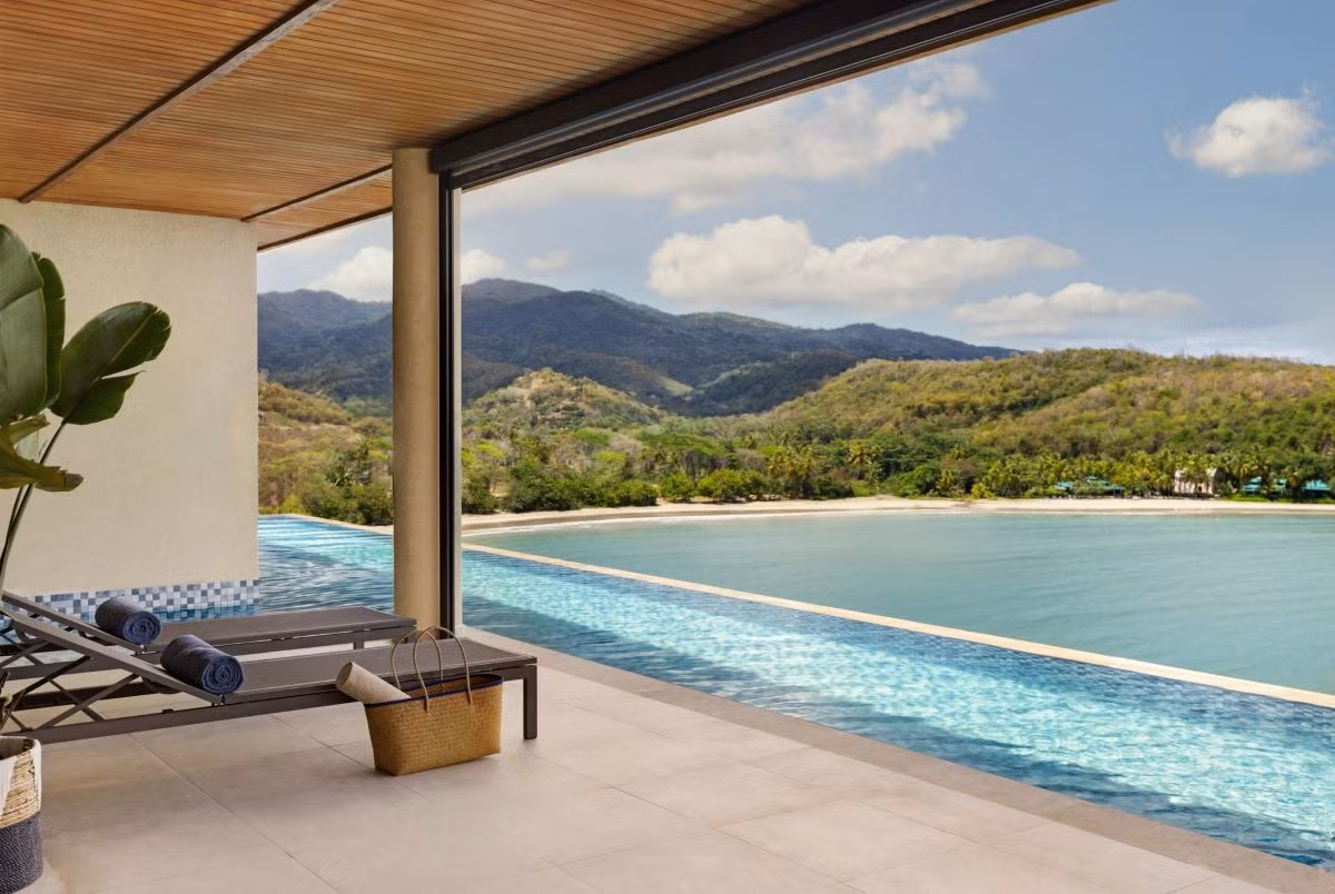 Grenada là một quốc đảo thuộc vùng biển Caribe, gồm một đảo chính và sáu đảo nhỏ hơn nằm gần nhóm đảo Grenadines. Đến đây, du khách có thể “thả” mình trên những bãi biển cát trắng, nghỉ dưỡng tại các khu resort hay hòa mình vào những bữa tiệc ngoài bãi biển đặc trưng của vùng Caribe. Ảnh: Six Senses La Sagesse Grenada