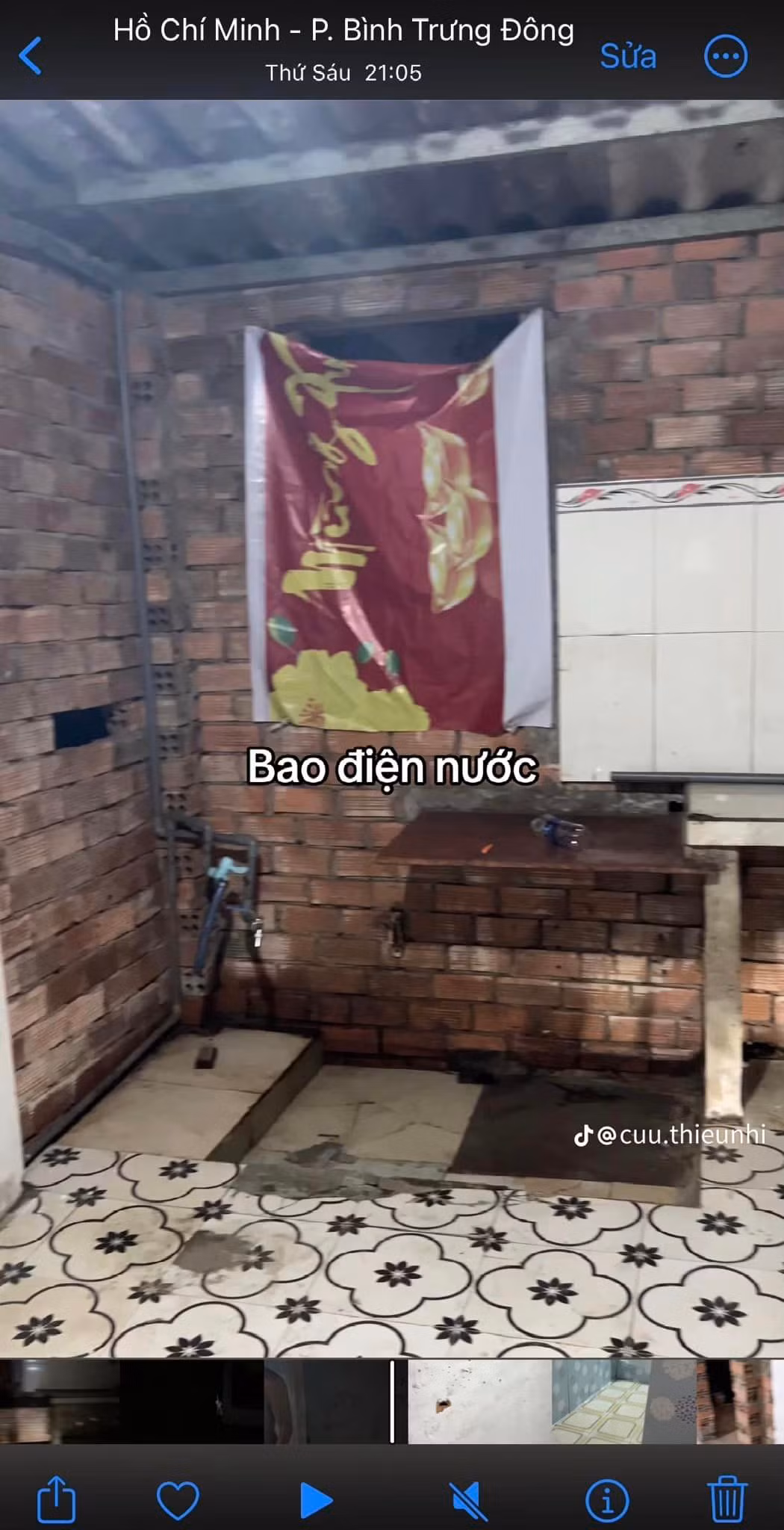 Căn nhà cũ nhỏ, xập xệ...